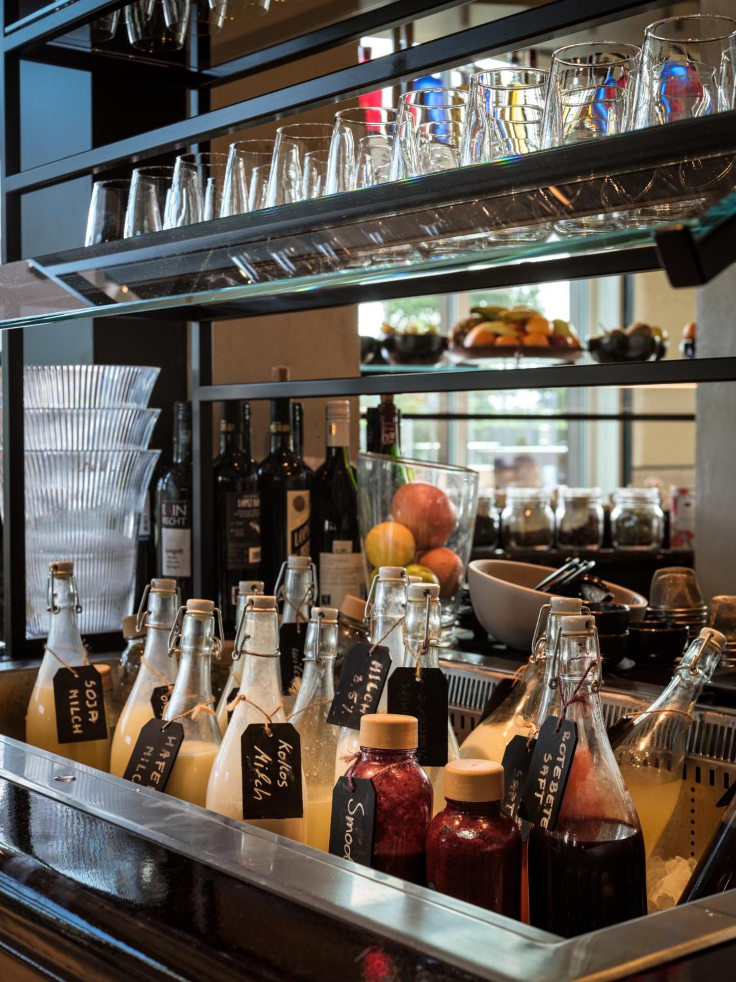 The Breeze Aparthotel Heringsdorf  Bagian luar foto Bottles of wine at a restaurant