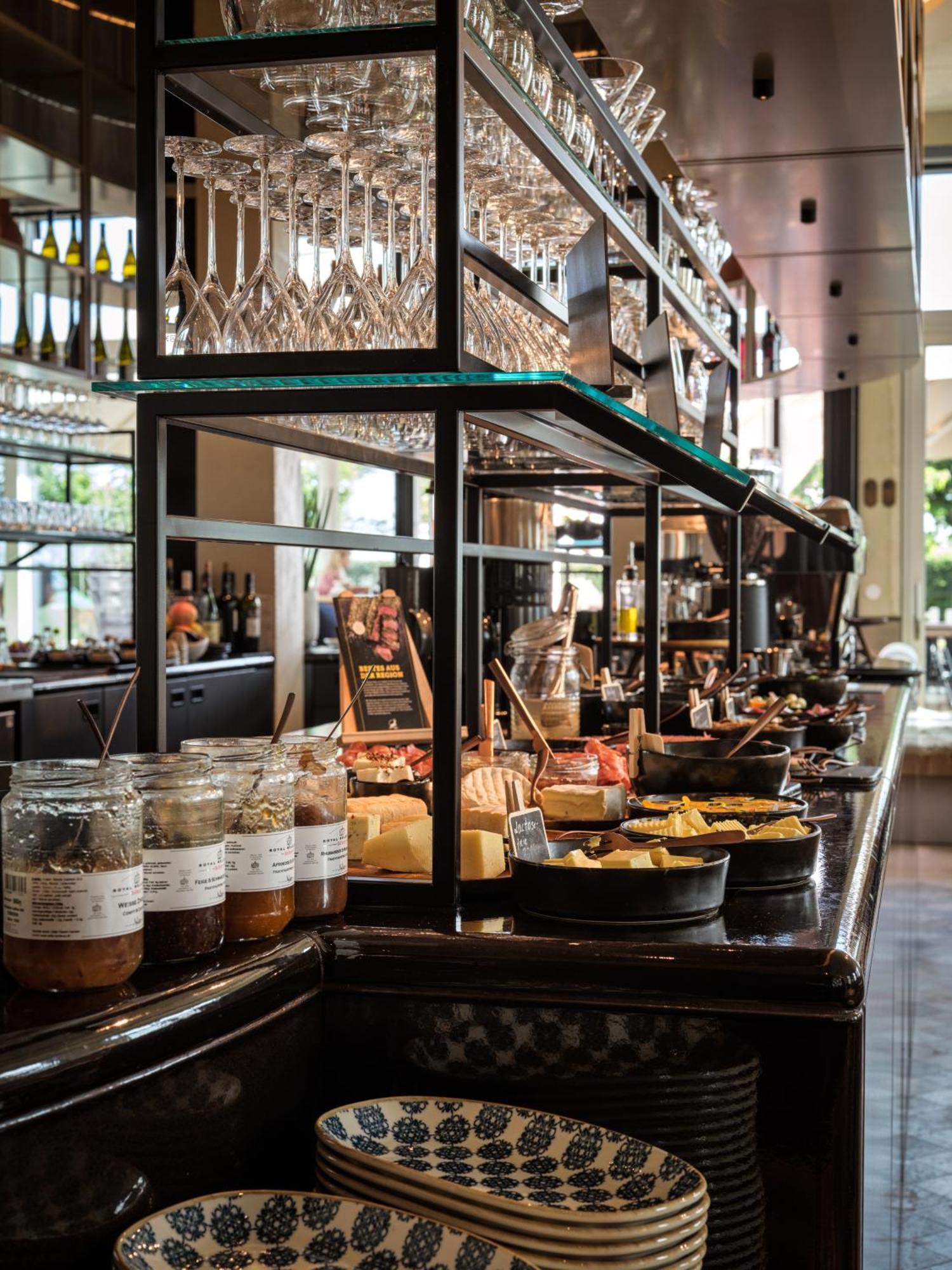 The Breeze Aparthotel Heringsdorf  Bagian luar foto A cheese counter at a restaurant